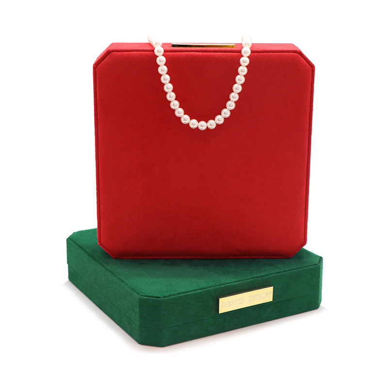 A new, original, eight-point jewels jewelry box displaying high-quality green pearl necklace gift box velvet.