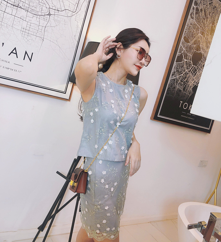 Hai đôi váy mới không có còng.