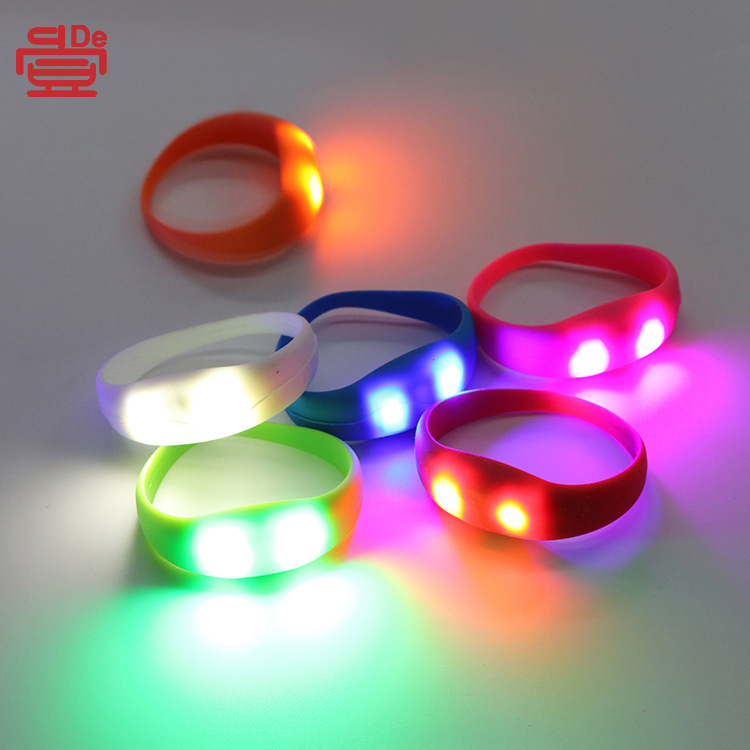 Vòng tay đèn LED sáng rực, vòng tay co giãn, vòng nhịp tim rung động, cổ tay đèn pha với hàng rào.