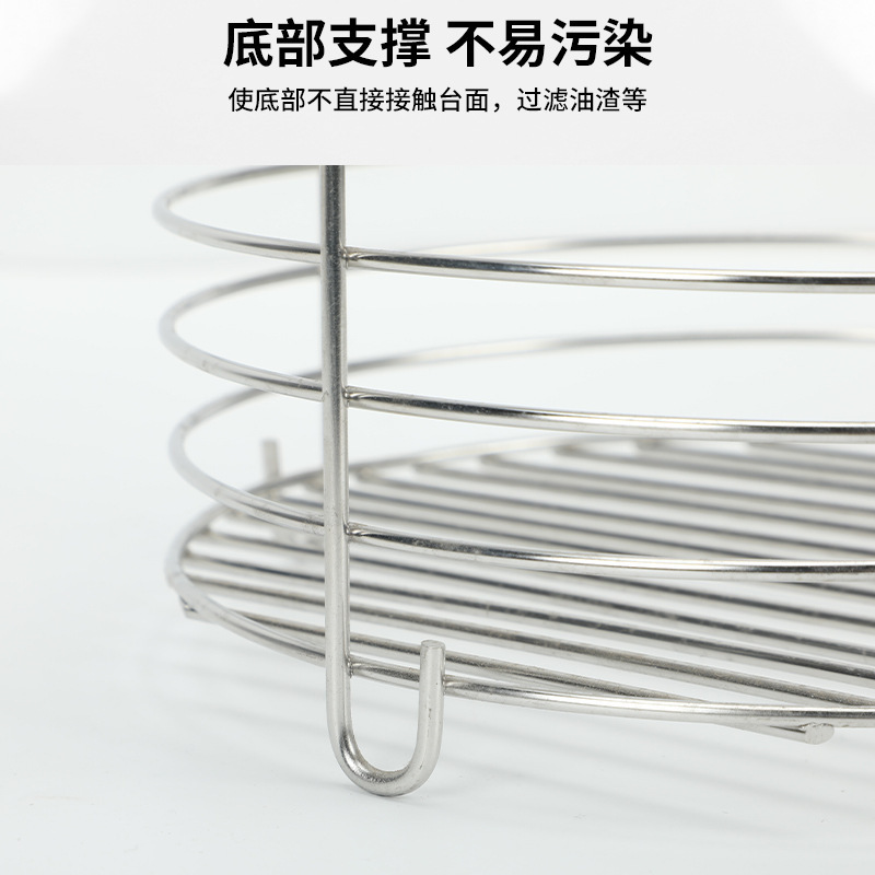 Xúc xích với khoai tây chiên và giỏ thức ăn Tây.