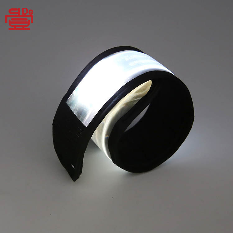 Những vết nứt sáng chói, những dải tinh thể phản chiếu, những dây đeo cổ tay huỳnh quang, những dây đeo cổ tay sáng rực.