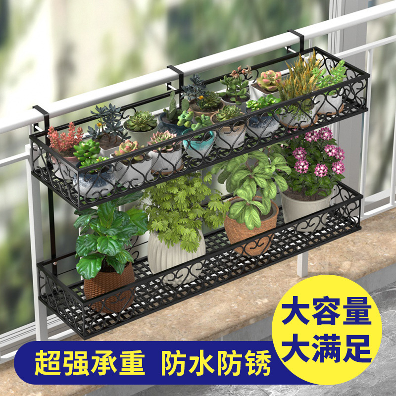 Toàn bộ các cửa sổ được trang trí bằng sắt dọc theo hàng rào của cây baket bên ngoài khung hình.