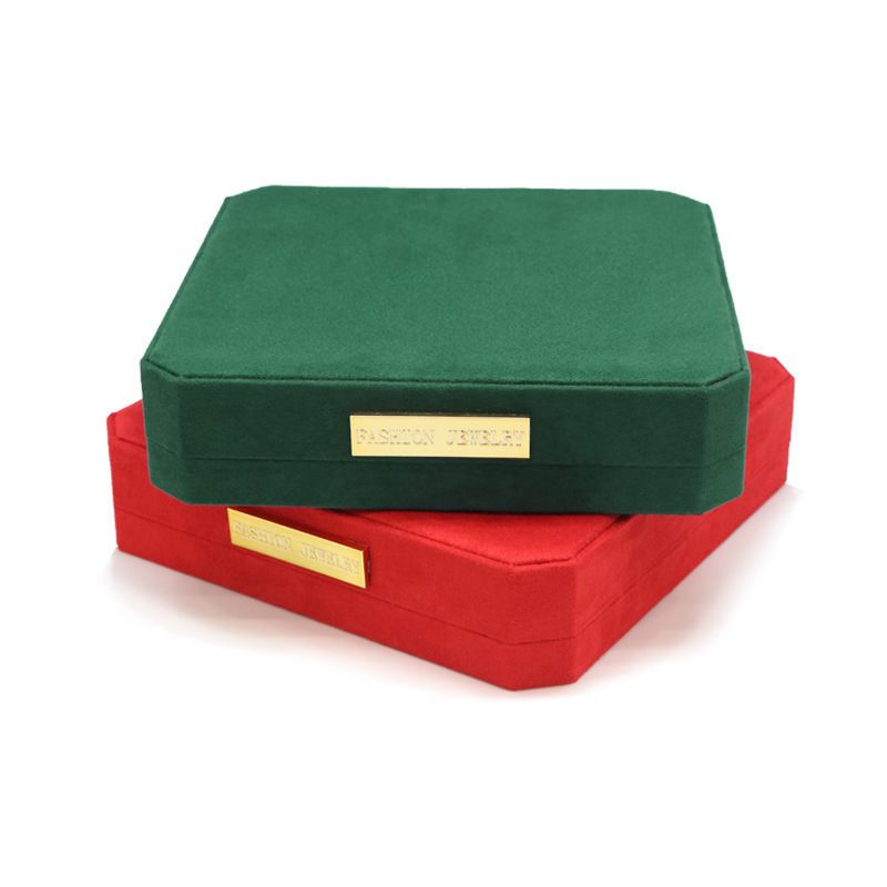 A new, original, eight-point jewels jewelry box displaying high-quality green pearl necklace gift box velvet.