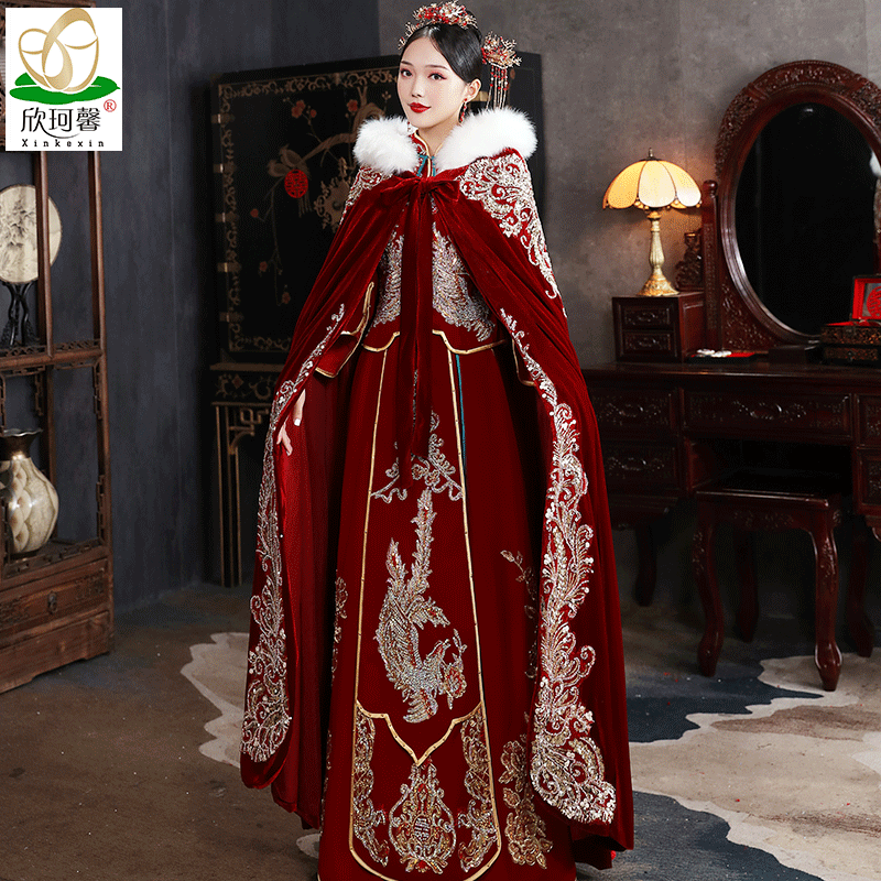 The bride is married to a Chinese winter velvet red and thick warmer and a Chinese cape.