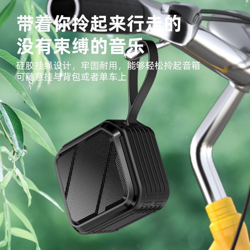 Một máy nghe nhạc nhỏ không có nước của Răng Xanh với một máy sạc nước Mỹ, một tấm thẻ siêu mở rộng, đặt hàng chéo.