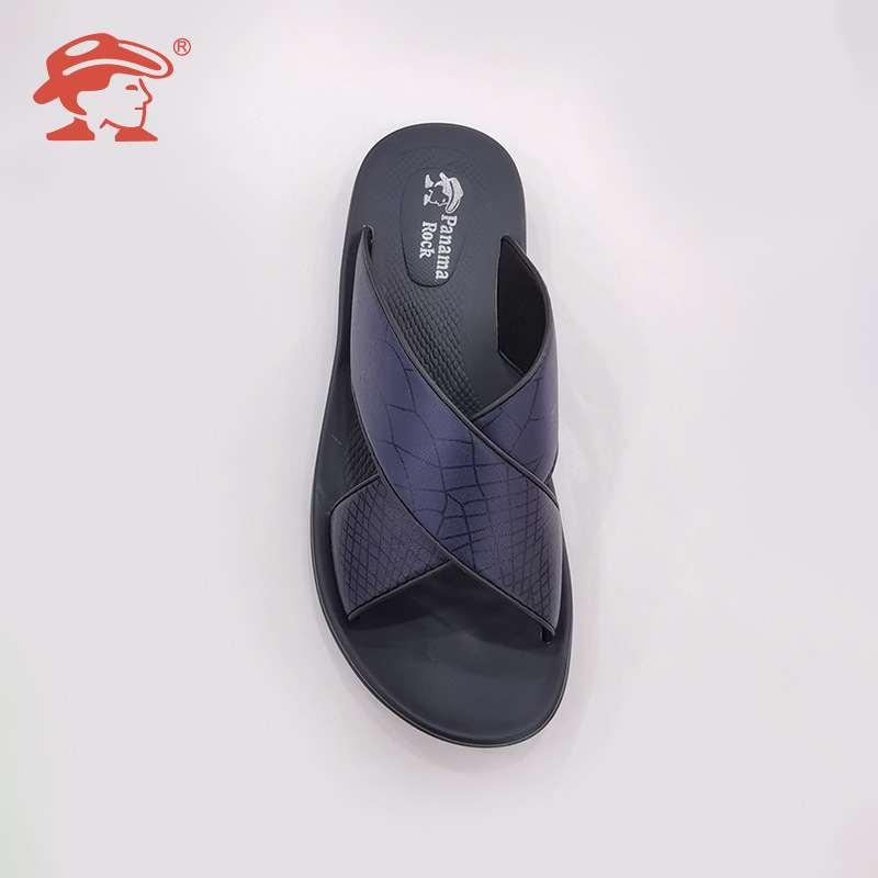 The Korean fashionable, comfortable, recreational slippers with light sandals outside the adult room.