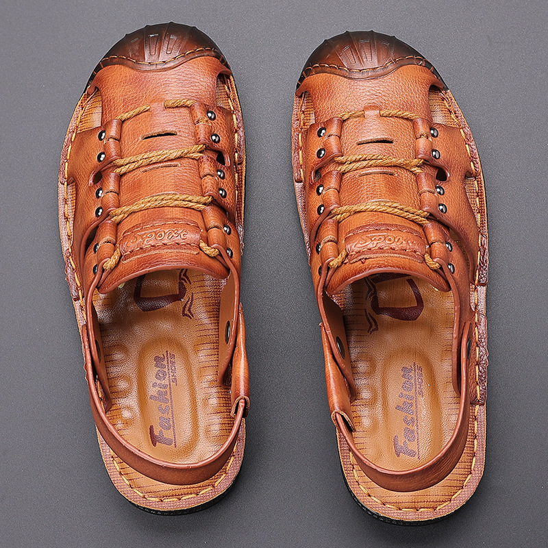 The new summer man's skin-skinned sandals are full of twirling, twirling holes in his sandals.