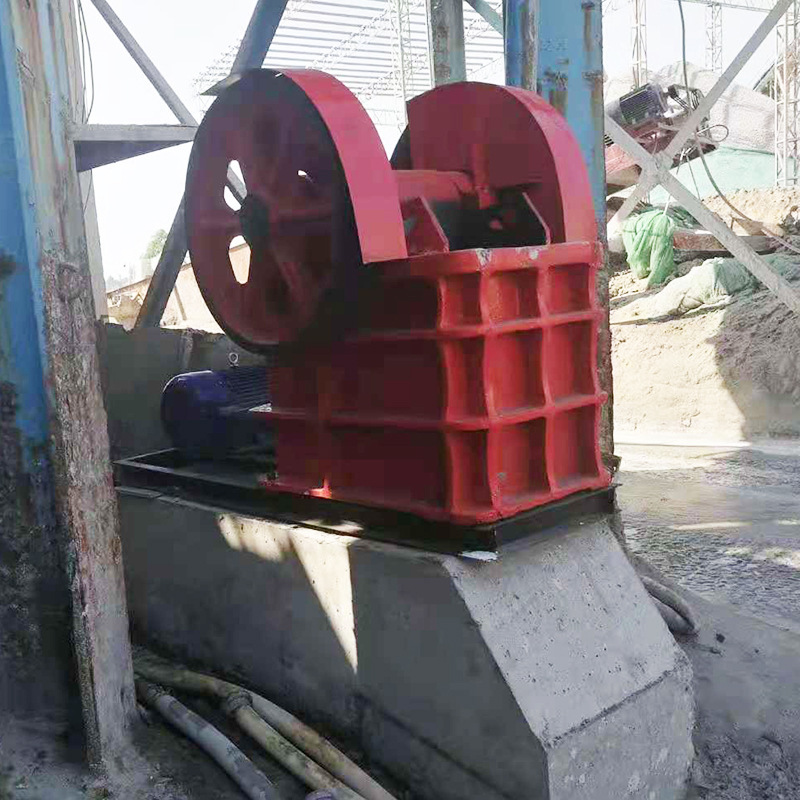 The factory supplies a small stone crusher, a concrete brick crusher, a stone breaker.