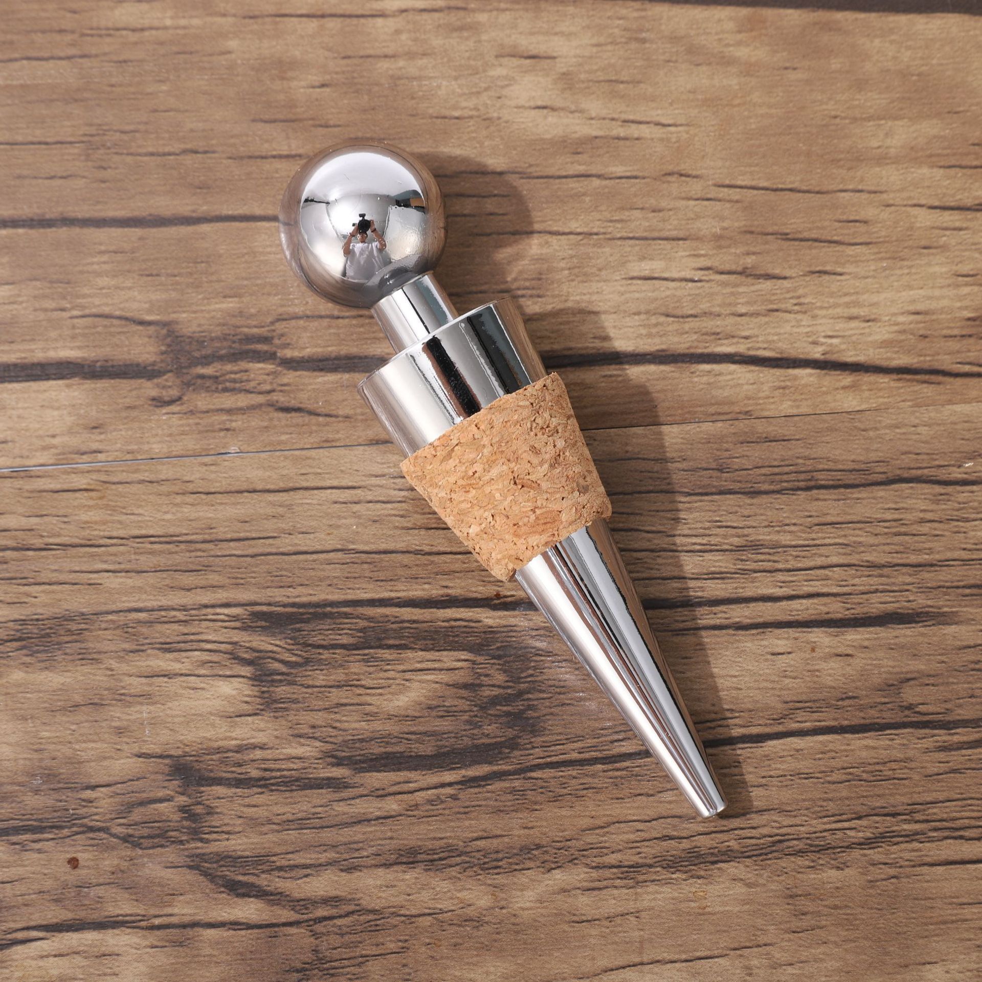 It's a simple, sealed wine bottle, wine wine and wine piston.