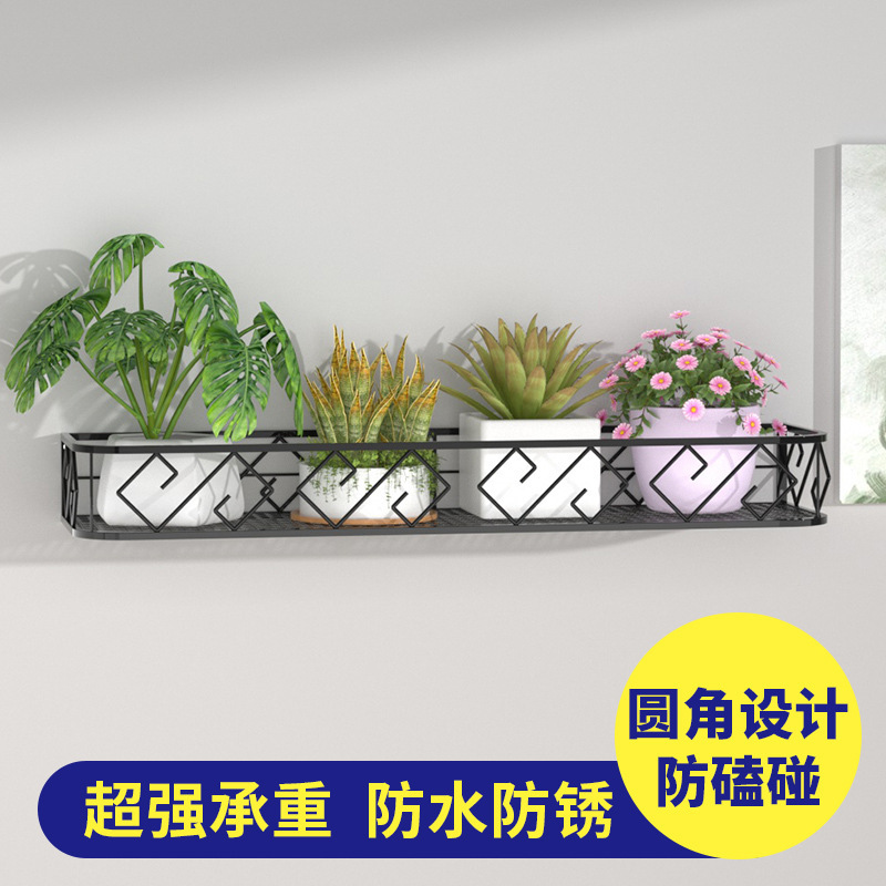 Một bó hoa được đặt trên ban công với cửa sổ treo ra ngoài cửa sổ có khung sắt hình đĩa