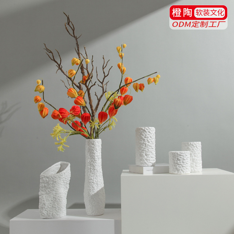 Toàn bộ các bình sứ trắng của nghệ thuật sáng tạo đã được thưởng thức bằng những bó hoa