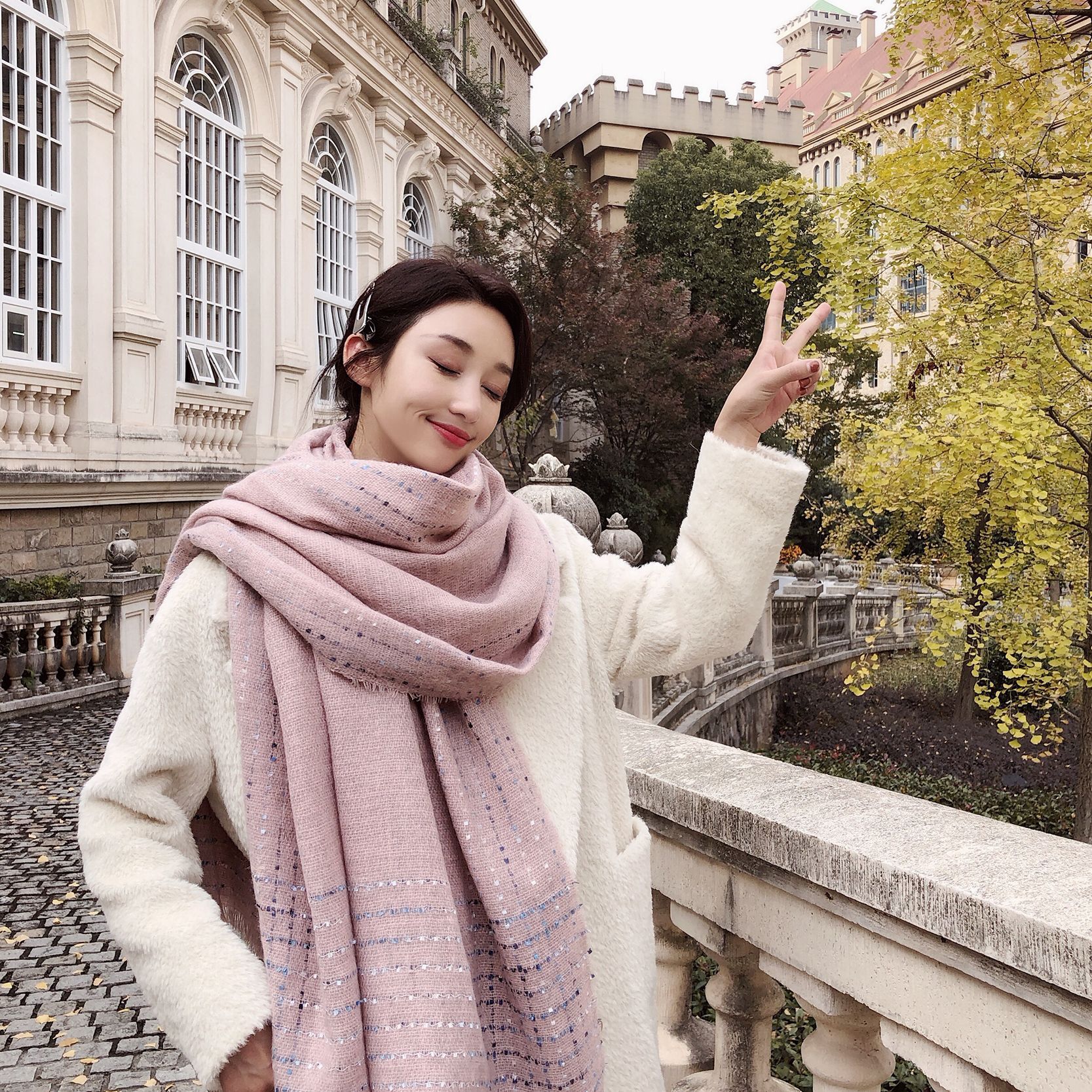 The factory's new velvet scarf pops a single-coloured shawl for Korean students to keep their autumn and winter shawls warm.