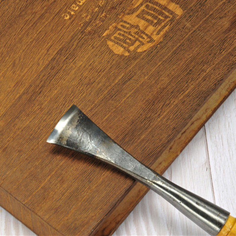 The carving tool of the manufacturer, Dongyang, carved a carpentry blade and sharpened it to the center arc.