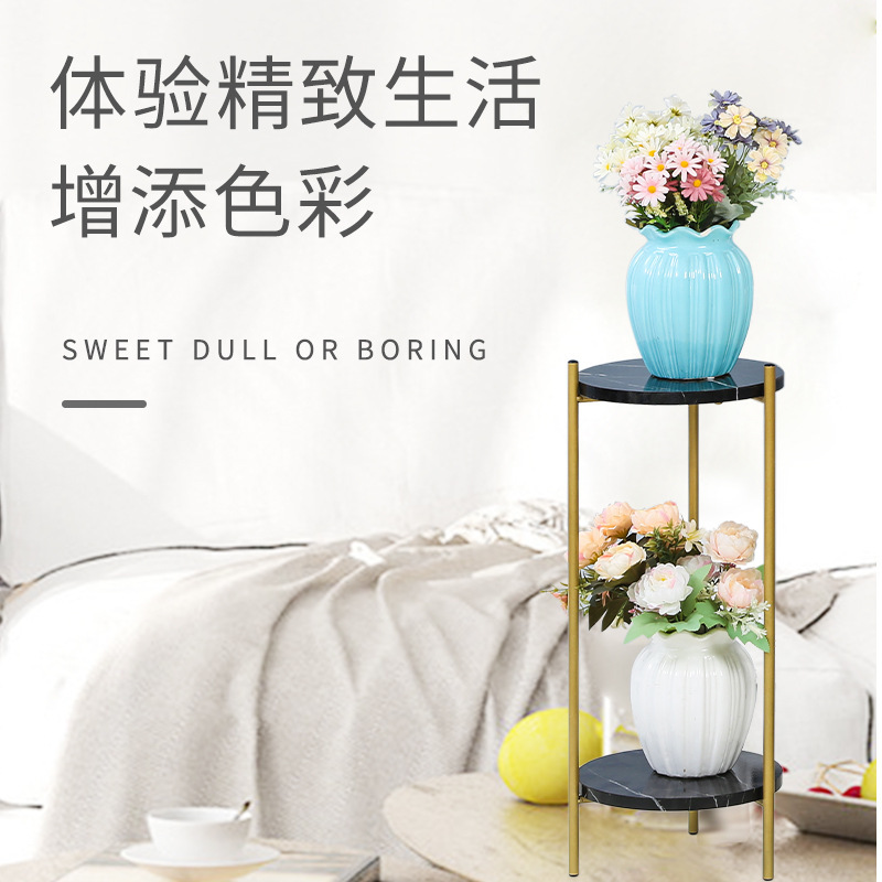 Những bó hoa sắt sang trọng hiện đại, nhiều tầng trong phòng khách, mái nhà xanh ở ban công.