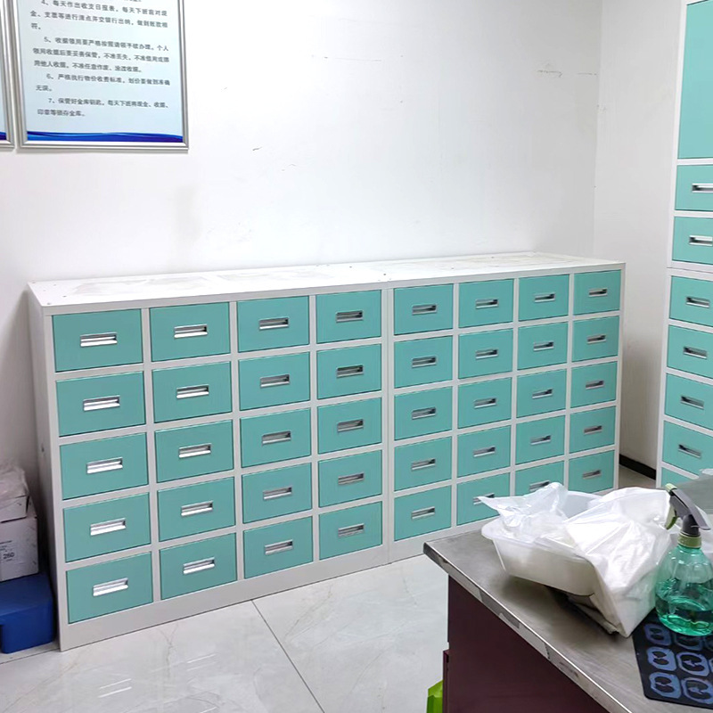 Bệnh viện Pharmacy phía Tây có một bàn xử lý thép và phòng khám chống thủy triều.