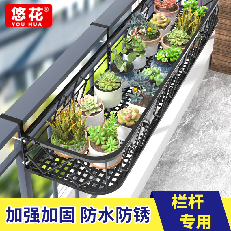 Các cửa sổ treo bên ngoài cửa sổ với một plating các bó hoa sắt nhiều đập lại trên ban công