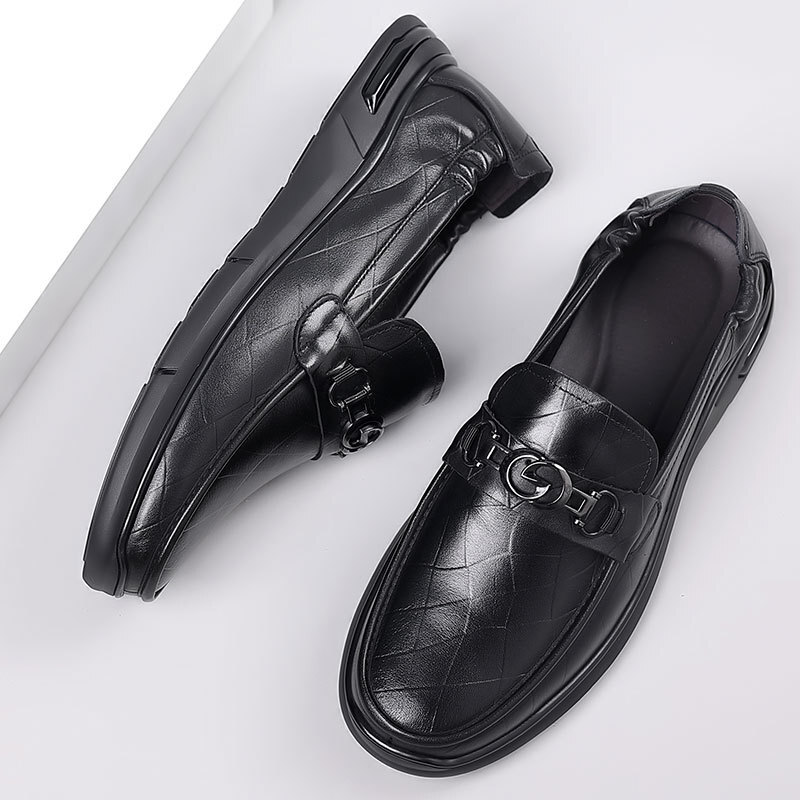 New Autumn Leaf Shoes Pressed on Peaches Shoes, a man who drove a man's shoe with his bare sole.