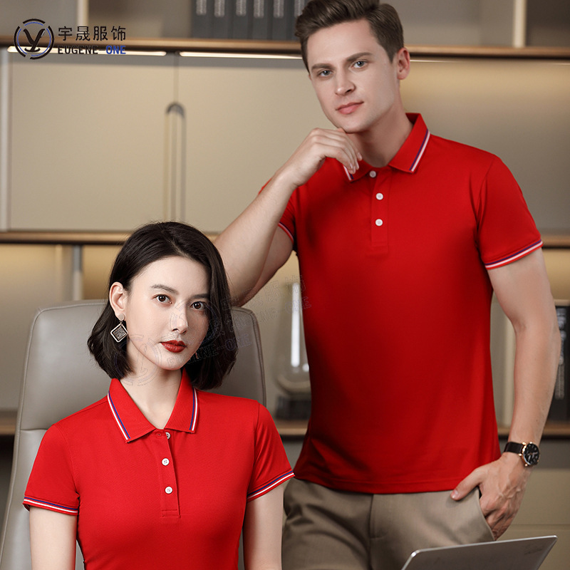 "Slo in của Logo trong bộ váy bán rong của một chiếc áo sơ mi quảng cáo và nhân viên áo phông"