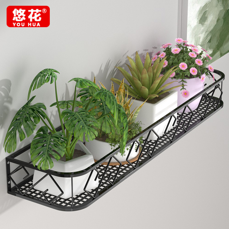 Một bó hoa được đặt trên ban công với cửa sổ treo ra ngoài cửa sổ có khung sắt hình đĩa