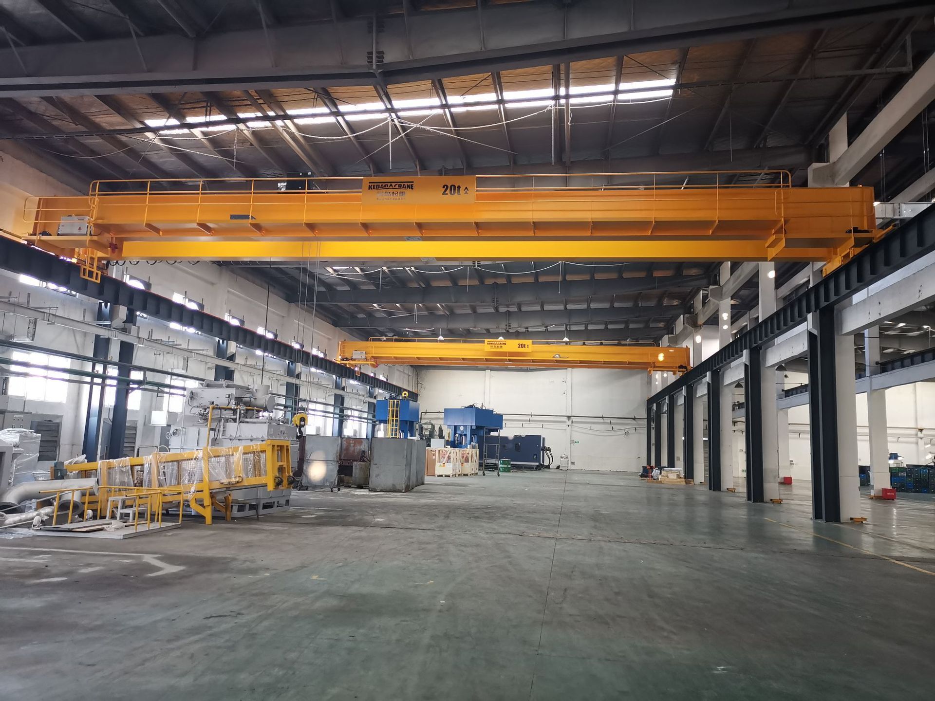 Cotternite double-barrel cranes, large-ton storage and lift equipment, hanging the sky.