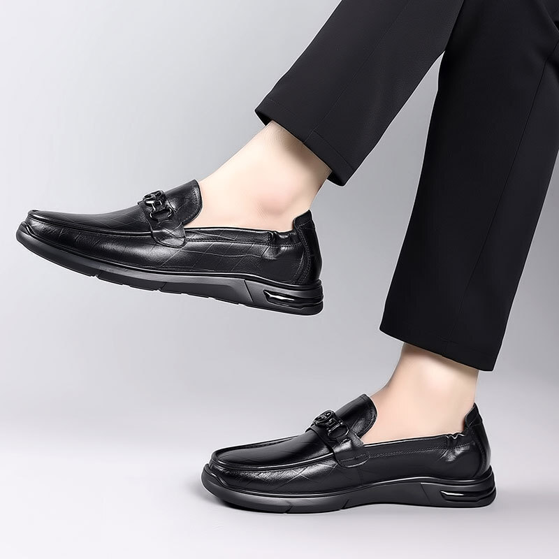 New Autumn Leaf Shoes Pressed on Peaches Shoes, a man who drove a man's shoe with his bare sole.