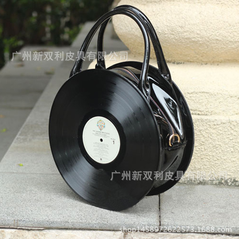 The 2020 tide fashion day is a personal CD-ROM black tape bag with a hand-held one-shoulder slash bag.