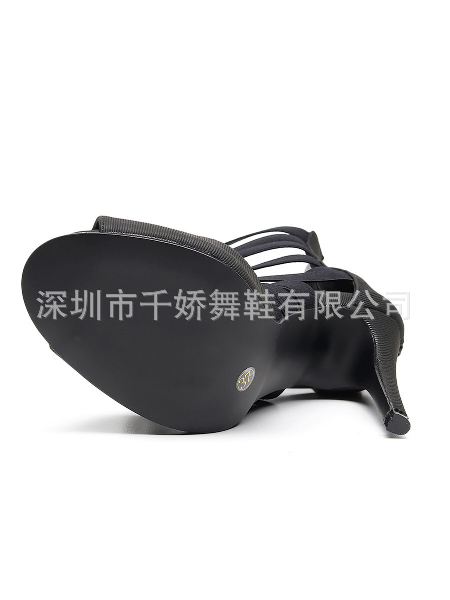 Đôi giày cao gót nóng xuyên miệng.