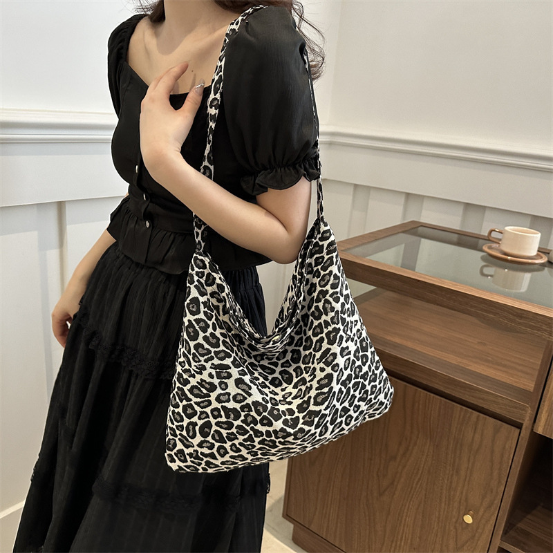 Những con báo khổng lồ của nhà máy, một túi nước một chân, trị giá khoảng 100 lần một tháng.