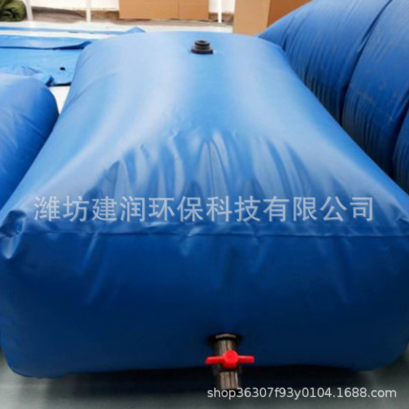 Water storage bags with large capacity bags, outdoors with bags, agricultural land against the distribution of drought-fed water bags.