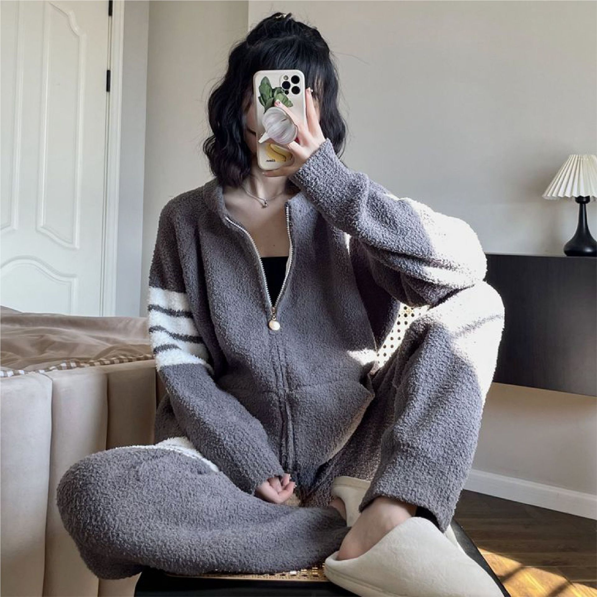 Một bộ đồ pyjama mới một nửa vào mùa thu và mùa đông.