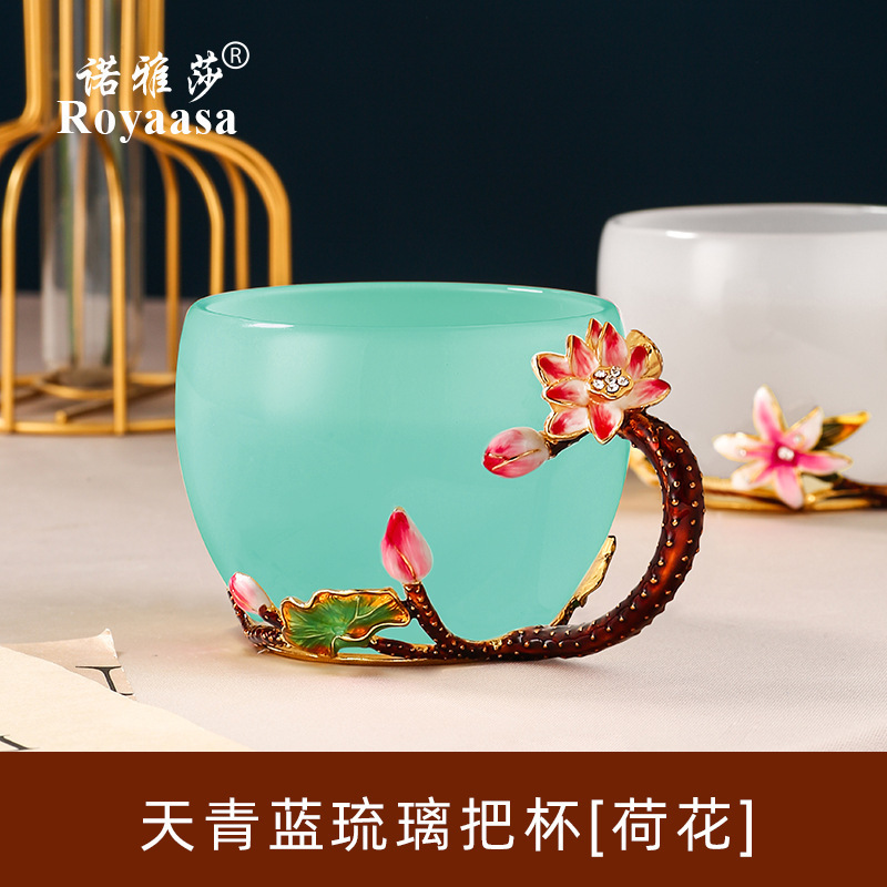 Tôi sẽ uống một tách trà ngon và một tách trà ngon cho ông chủ.