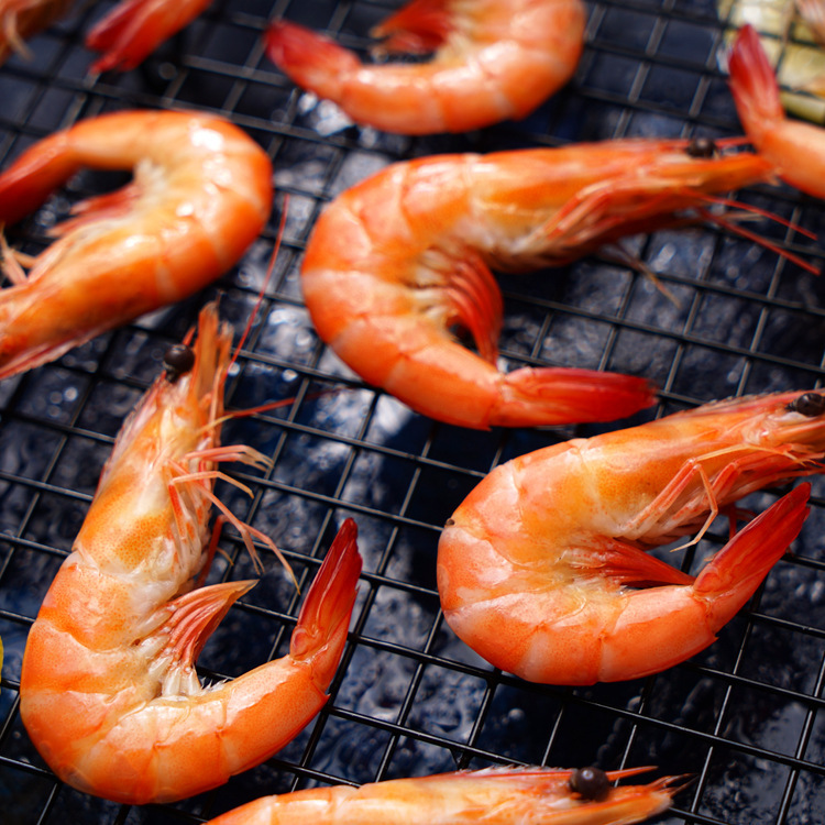 Shrimp는 500 g 흰색 새우 관목, 관목, 관목, 관목, 관목, 신선한 해산물, 냉동.