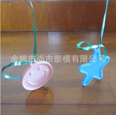 Balloon crashes up to an empty membrane, hangs on weight balancing parts, toy helium balloon hangers with plastic weight.