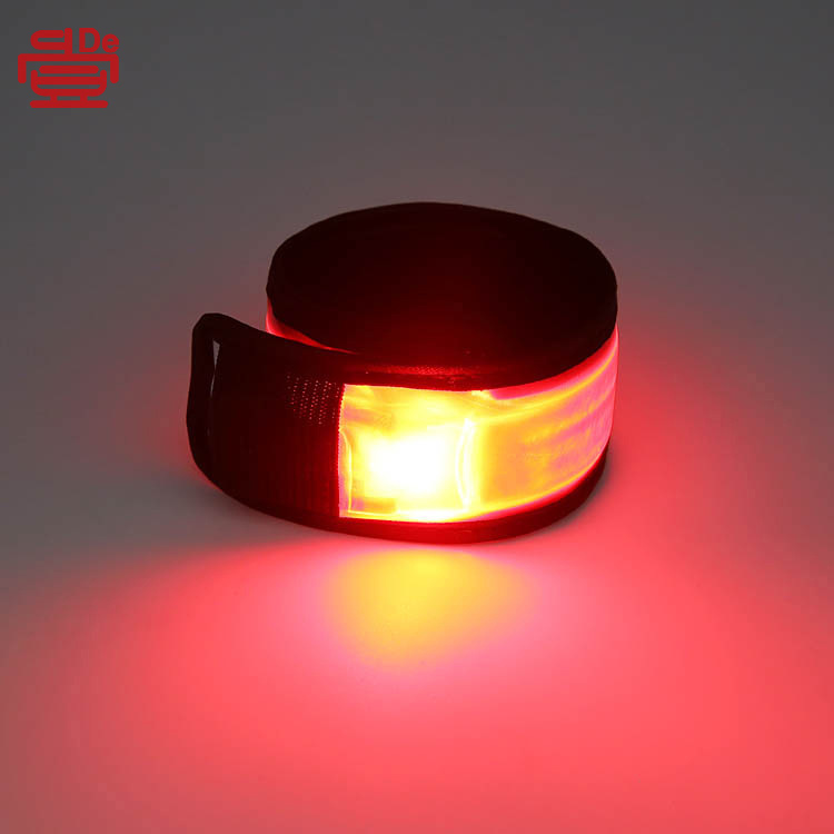Những vết nứt sáng chói, những dải tinh thể phản chiếu, những dây đeo cổ tay huỳnh quang, những dây đeo cổ tay sáng rực.