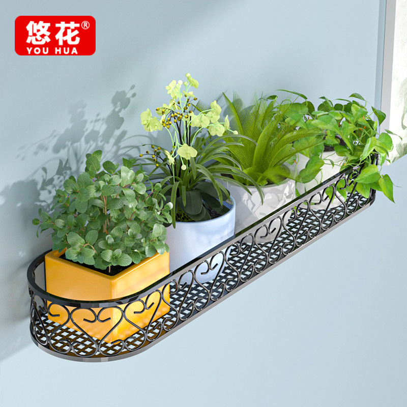 Một chiếc 2024 mới trên tường với một bó hoa trên tường.