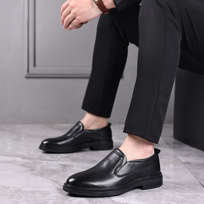 A man's head-skin man's shoes are thick, soft-skinned, comfortable and leisure shoes.
