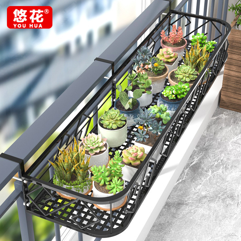 Các cửa sổ treo bên ngoài cửa sổ với một plating các bó hoa sắt nhiều đập lại trên ban công