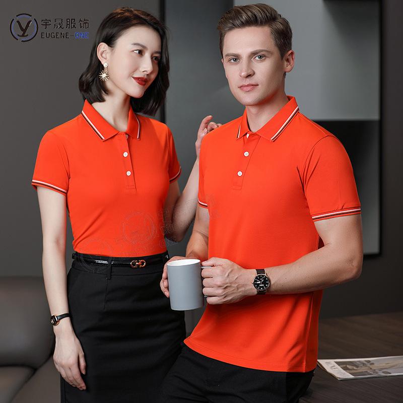 "Slo in của Logo trong bộ váy bán rong của một chiếc áo sơ mi quảng cáo và nhân viên áo phông"