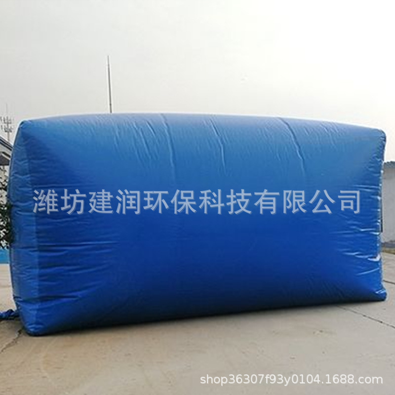 Water storage bags with large capacity bags, outdoors with bags, agricultural land against the distribution of drought-fed water bags.