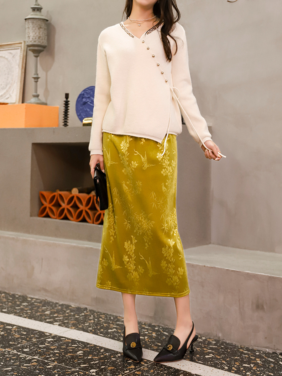 Với nhung và một người phụ nữ Trung Quốc mới ăn mặc nửa màu nhung nhung trên eo và một cái váy dài, thẳng.