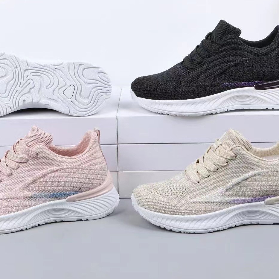 The new women's shoe factory customises the women's sports shoes, and the women's fashion shoes export cross-border.