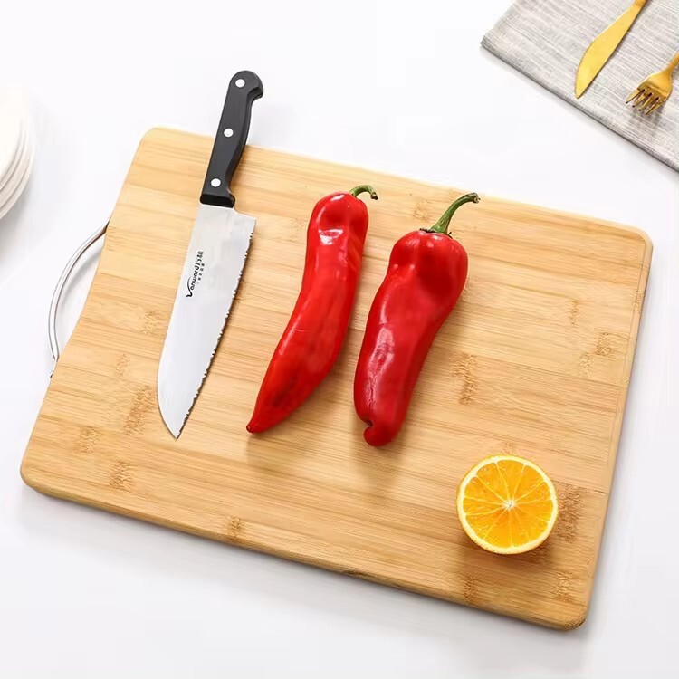 Nó được làm bởi một cái bàn ăn cá thu và một máy cắt trái cây dày.