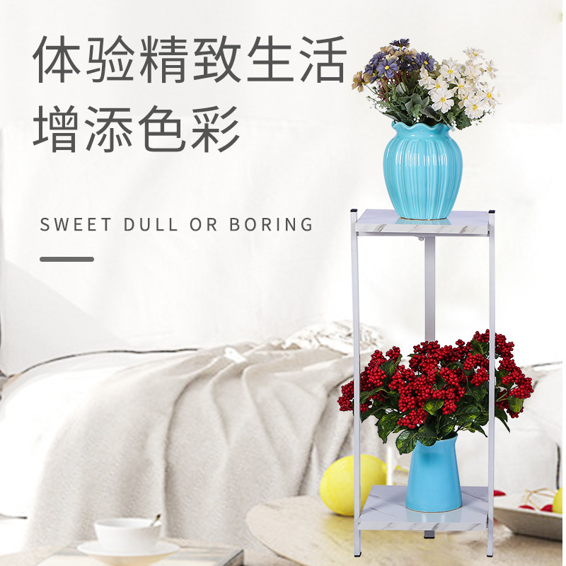 Một cái giá treo hoa bằng sắt, một kệ cây ở phía bắc, một phòng khách trang trí với một khung chậu hoa.