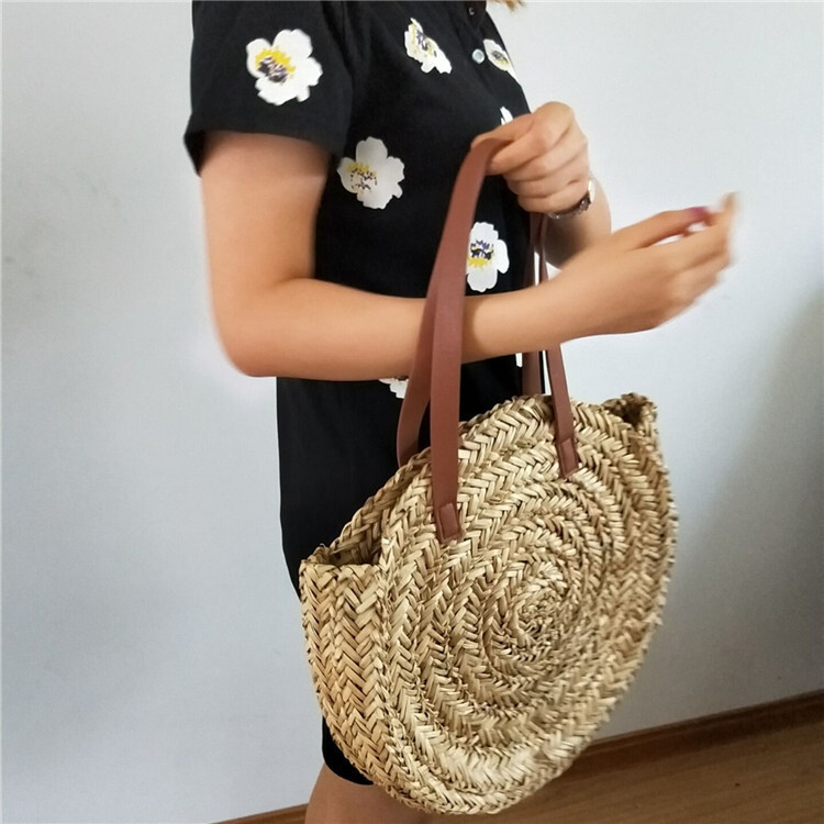 A new hand-made weed-making crochet bag with a single shoulder bag of bamboo.