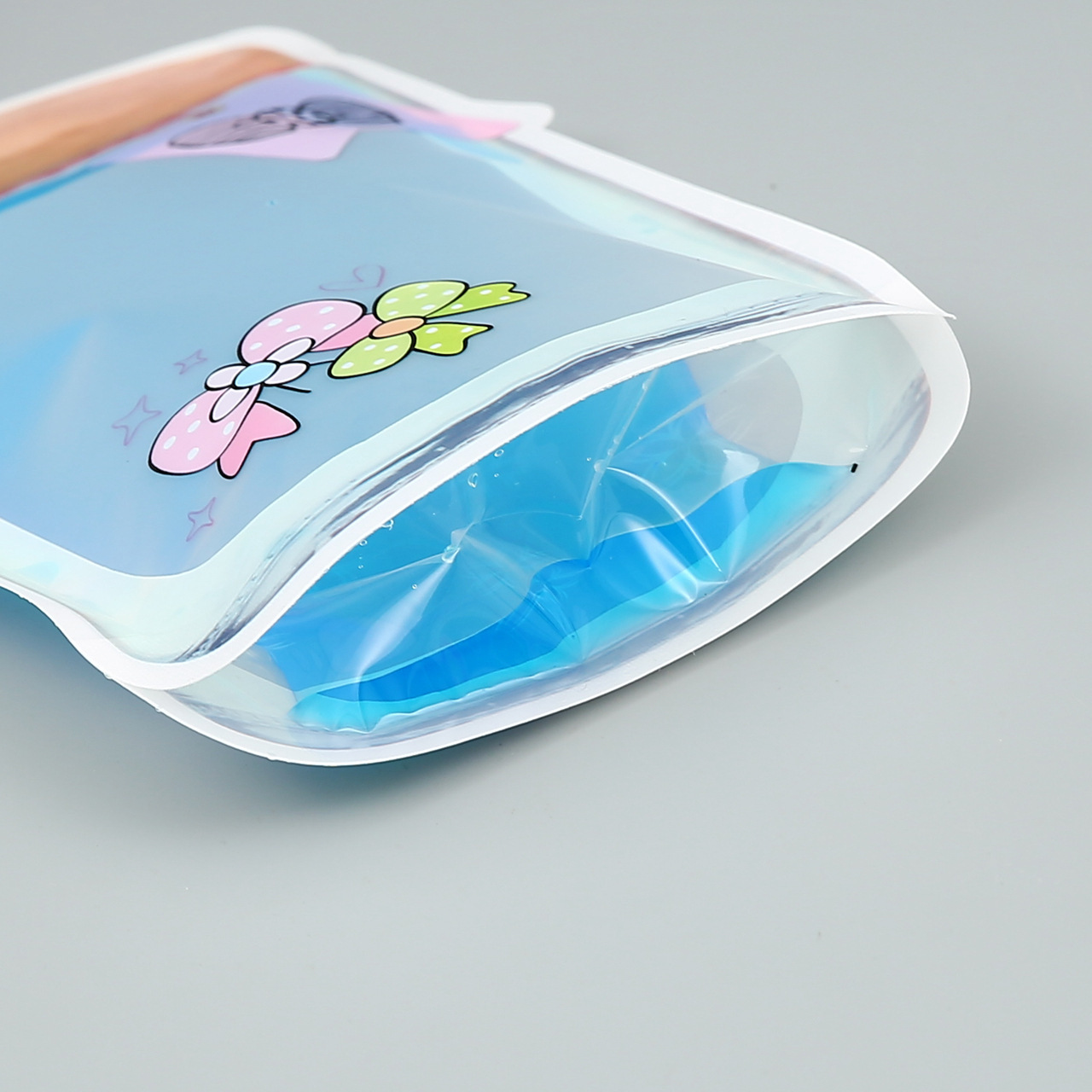 Những gói nhựa dẻo của các gói thức ăn ngoài hành tinh được niêm phong một cách nhanh chóng và trôi chảy