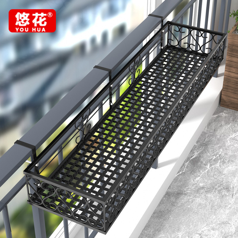 Một thanh cửa sổ được gắn bó bó với hoa sắt với một miếng thịt và một kệ hoa trong nhà.