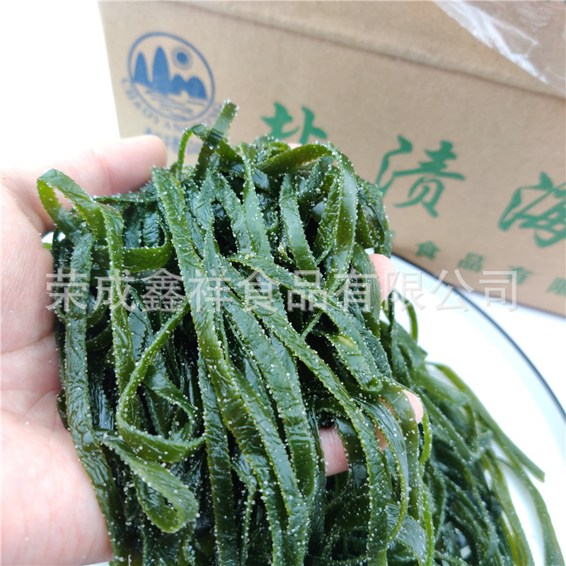 Cả một hộp rong biển muối nửa khô, cung cấp rong biển khô ở chợ, rong biển muối.