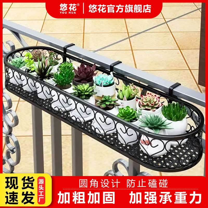 Một ô cửa sổ gắn tường với hàng rào thực vật