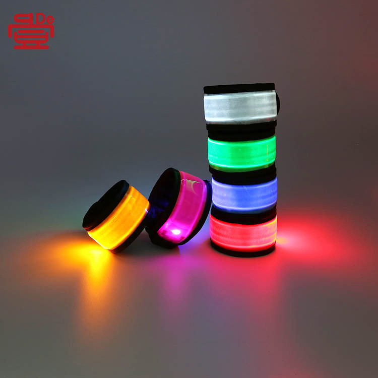 Những vết nứt sáng chói, những dải tinh thể phản chiếu, những dây đeo cổ tay huỳnh quang, những dây đeo cổ tay sáng rực.