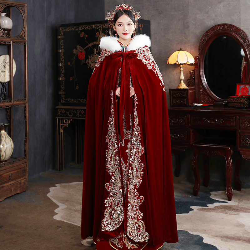 The bride is married to a Chinese winter velvet red and thick warmer and a Chinese cape.